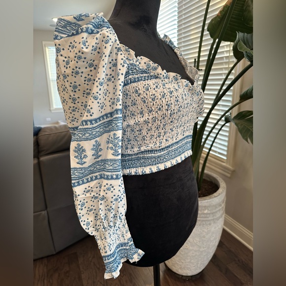 ✨NWT✨ 70°F/21°C Long Smocked Balloon Sleeve Crop Top Women Large White Blue - Picture 6 of 13